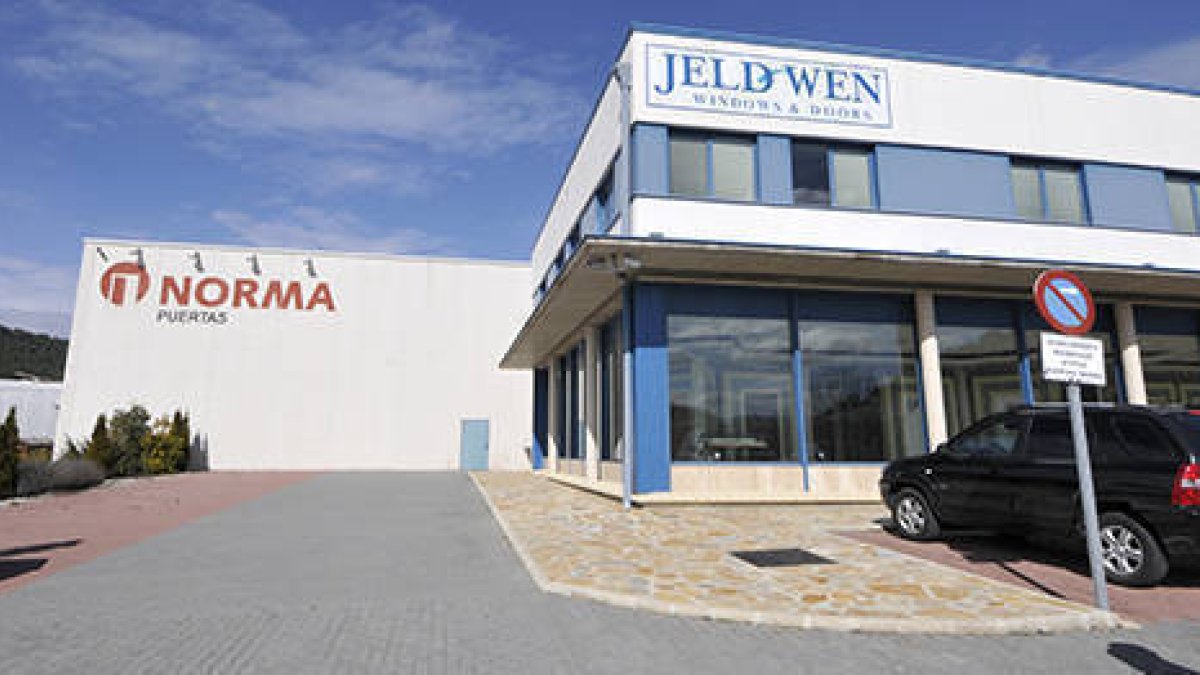 Exterior de las instalaciones de Puertas Norma. / VALENTÍN GUISANDE-
