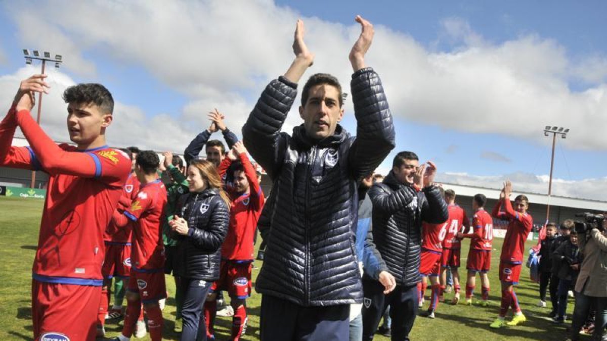 Pablo Ayuso y Carlos Ortegan celebran el título logrado en su día en División de Honor Juvenil con el C.D. Numancia.-HDS