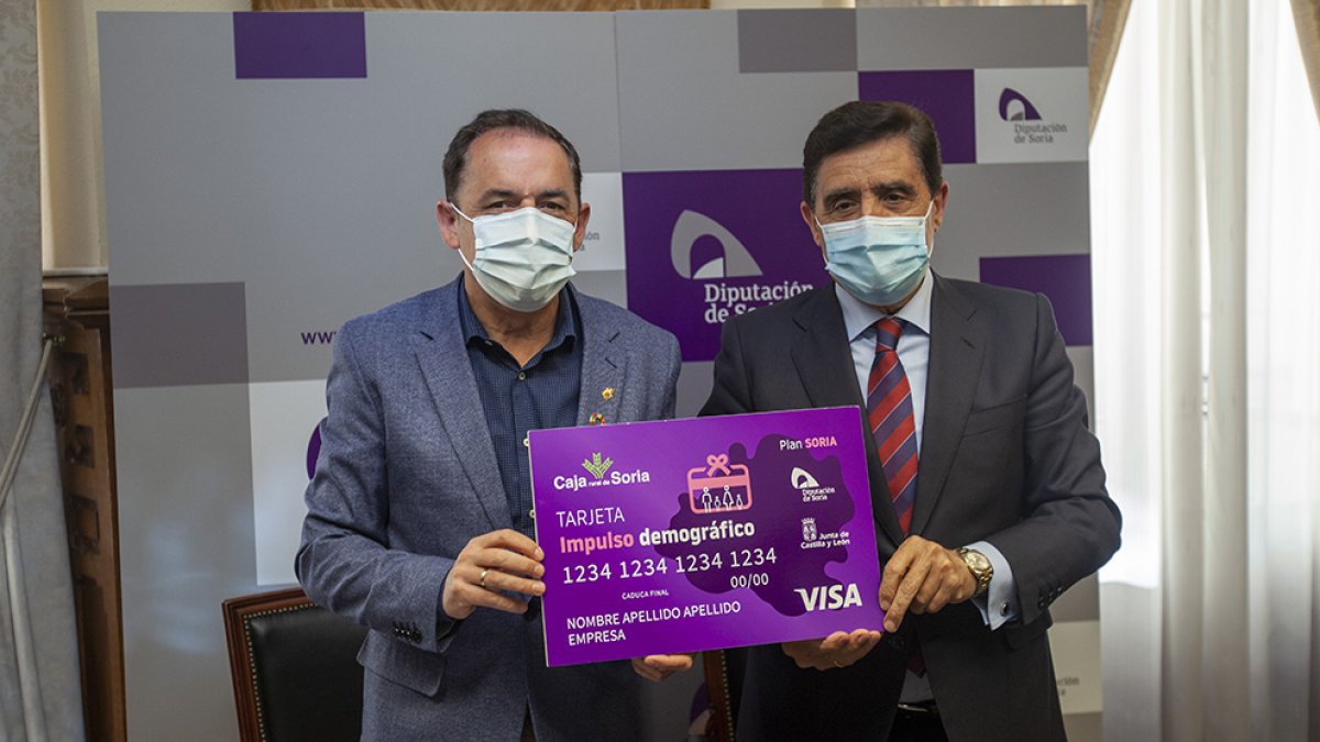 Benito Serrano y Carlos Martínez, de Caja Rural, en la presentación de la tarjeta del cheque bebé. MARIO TEJEDOR