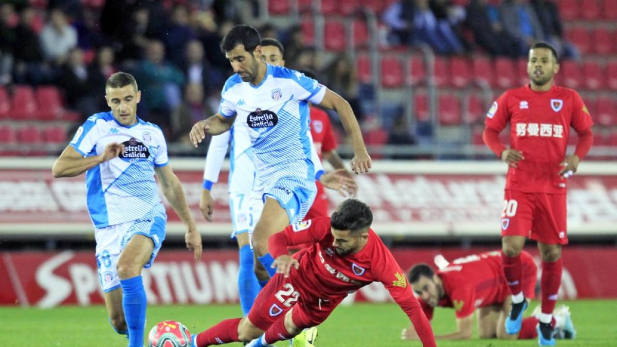 Curro, en la imagen en el partido ante el Lugo. volverá a ser clave en el juego ofensivo del Numancia.-Mario Tejedor