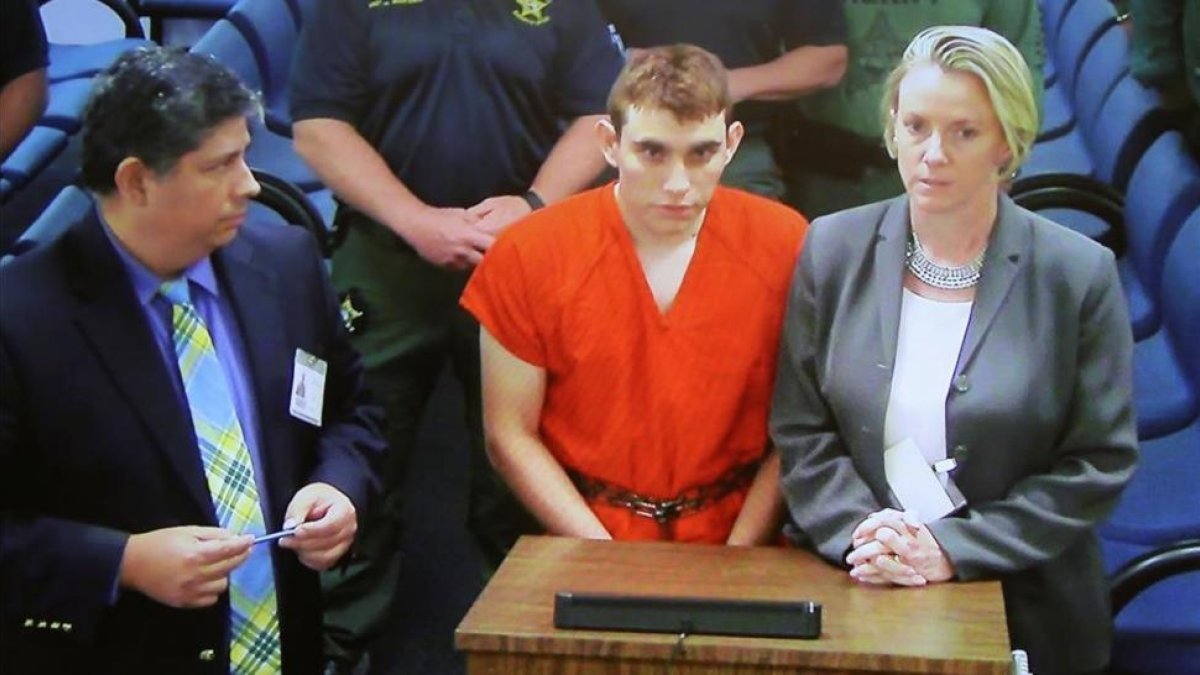Nikolas Cruz, centro, junto a su abogada defensoras Melisa McNeill.-/ REUTERS