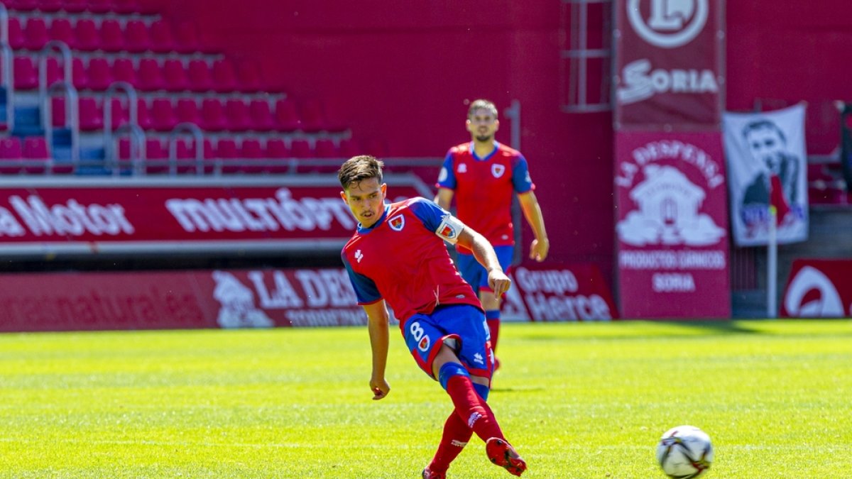 Cotán podría ser la gran novedad en el once del Numancia que juegue hoy en Brea. MARIO TEJEDOR