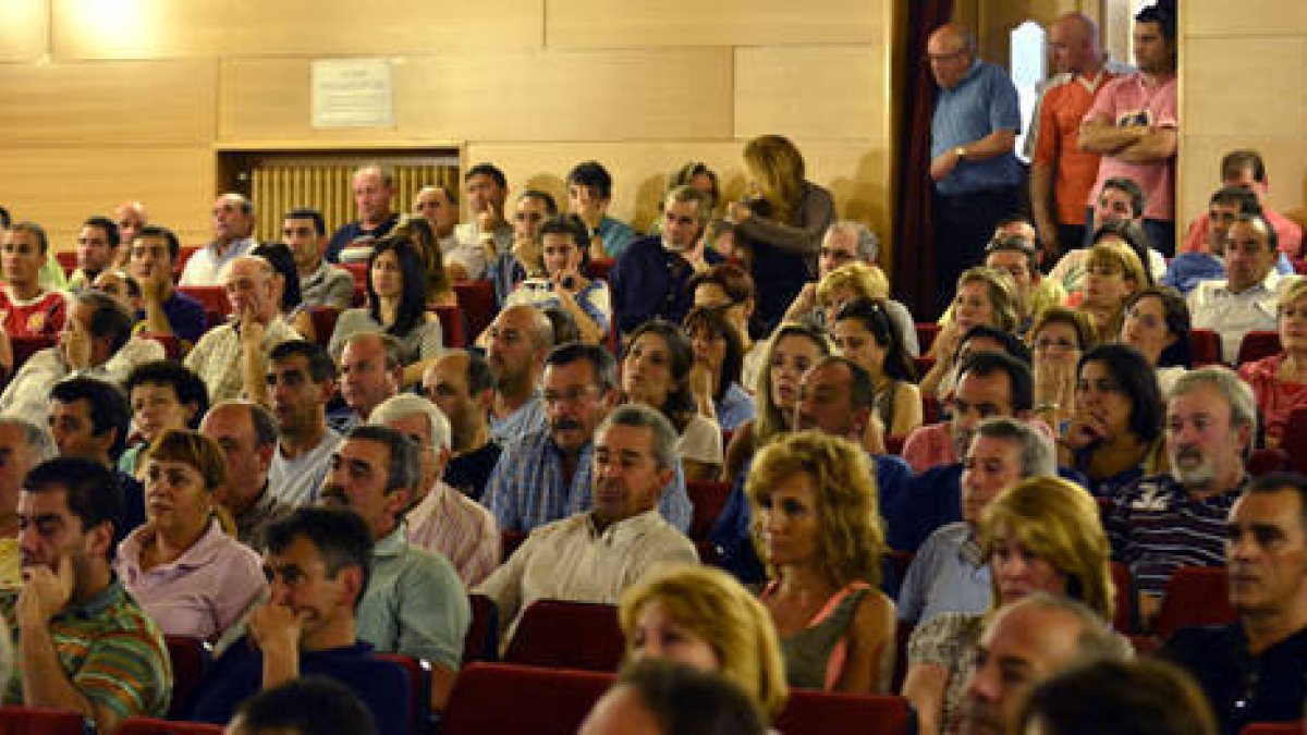 Asistentes a la asamblea que se celebró ayer en San Leonardo. / A. M. -