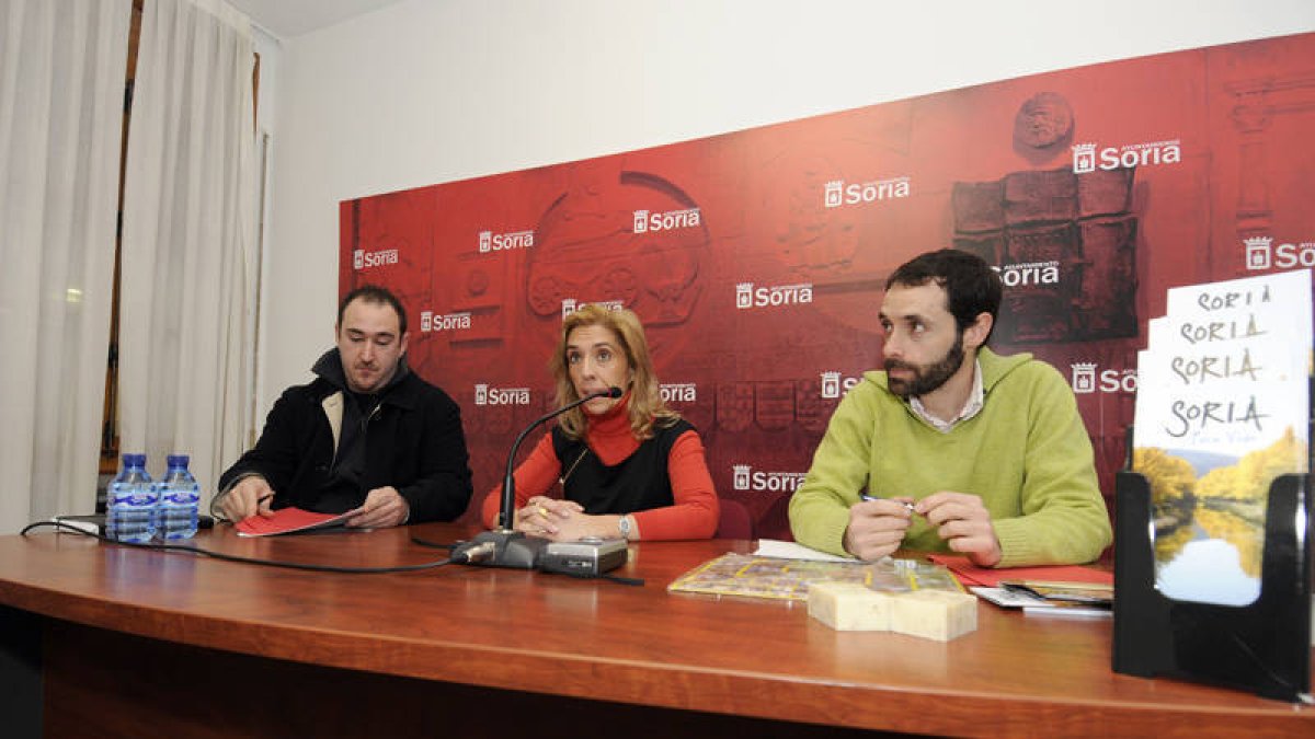 En primer término Hernández seguido de Valdebro y Carazo. / ÁLVARO MARTÍNEZ-
