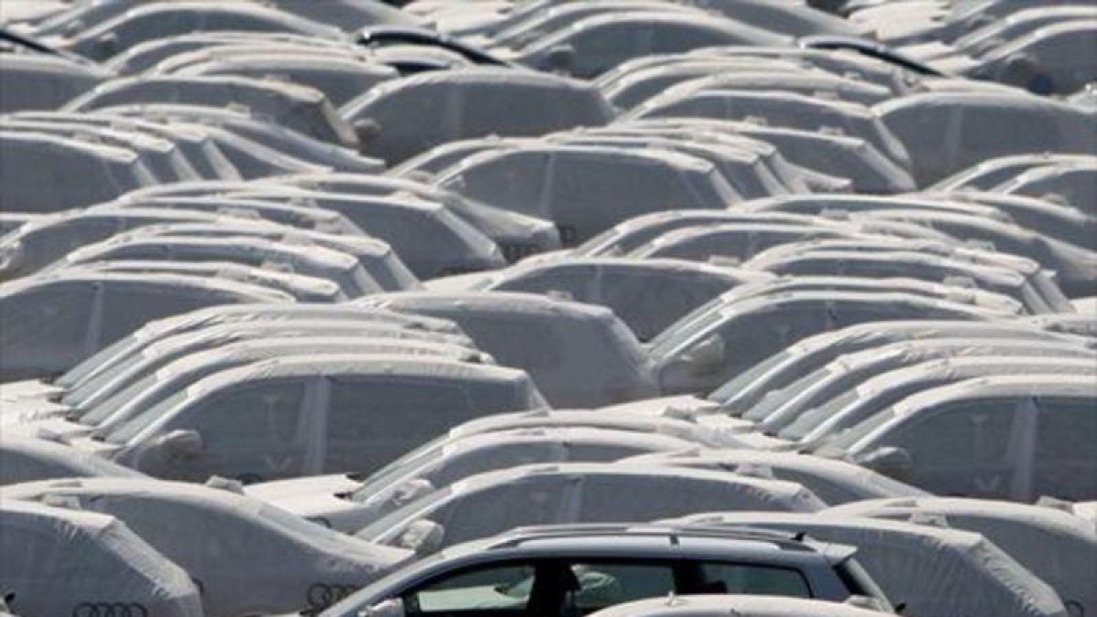 Vehículos preparados para la exportación en la planta de Volkswagen en Emden (Alemania).-REUTERS / CHRISTIAN CHARISIUS