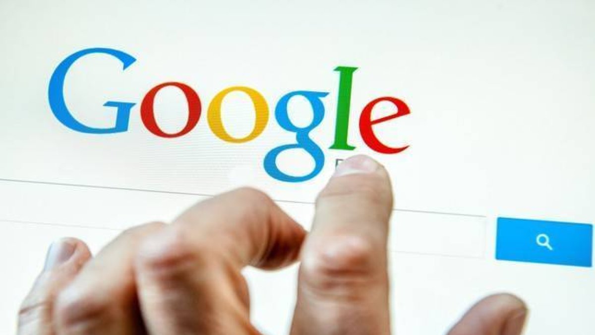 Un usuario de Google inicia una búsqueda en internet.-Foto: AFP / PHILIPPE HUGUEN