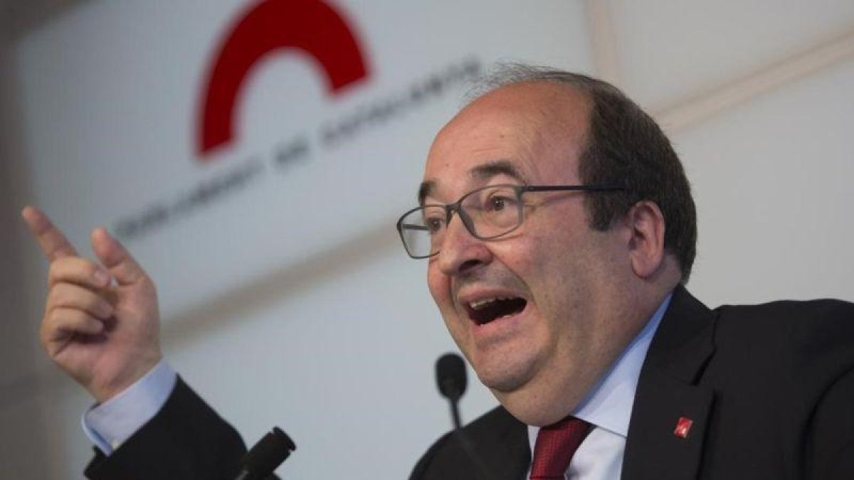 Iceta, en rueda de prensa en el Parlament.-ALBERT BERTRAN