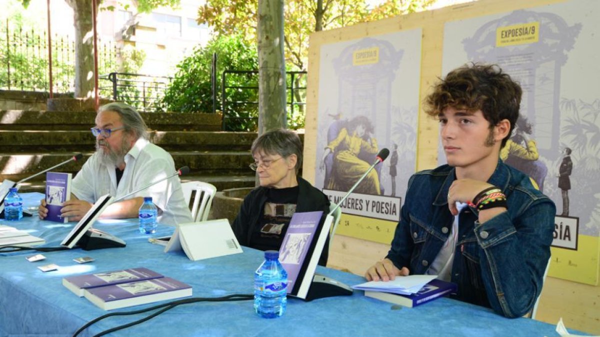 Expoesía está concitando el interés popular.-Álvaro Martínez