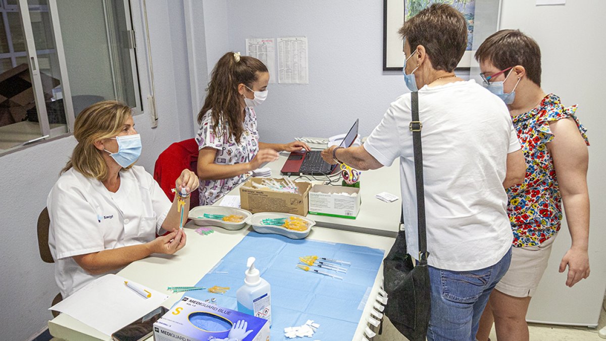 Dos personas en el punto de vacunación. MARIO TEJEDOR
