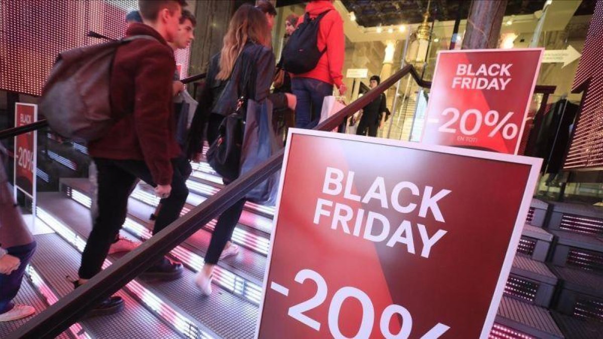 Un comercio de Barcelona durante el Black Friday.-FERRAN NADEU