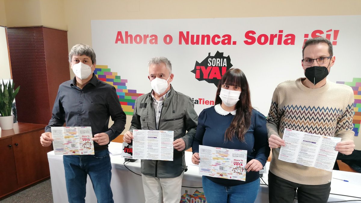 Los candidatos de Soria Ya con el programa para las elecciones. HDS