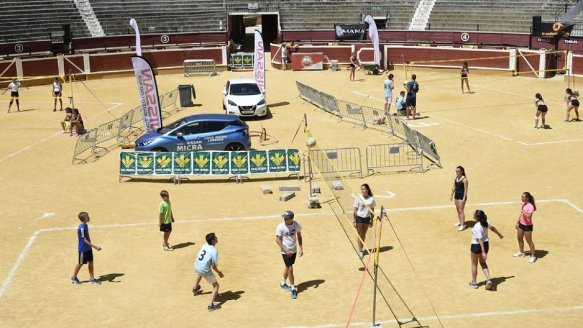 El Torneo Voley Plaza echaba a andar ayer con los primeros partidos en el coso de San Benito.-Valentín Guisande