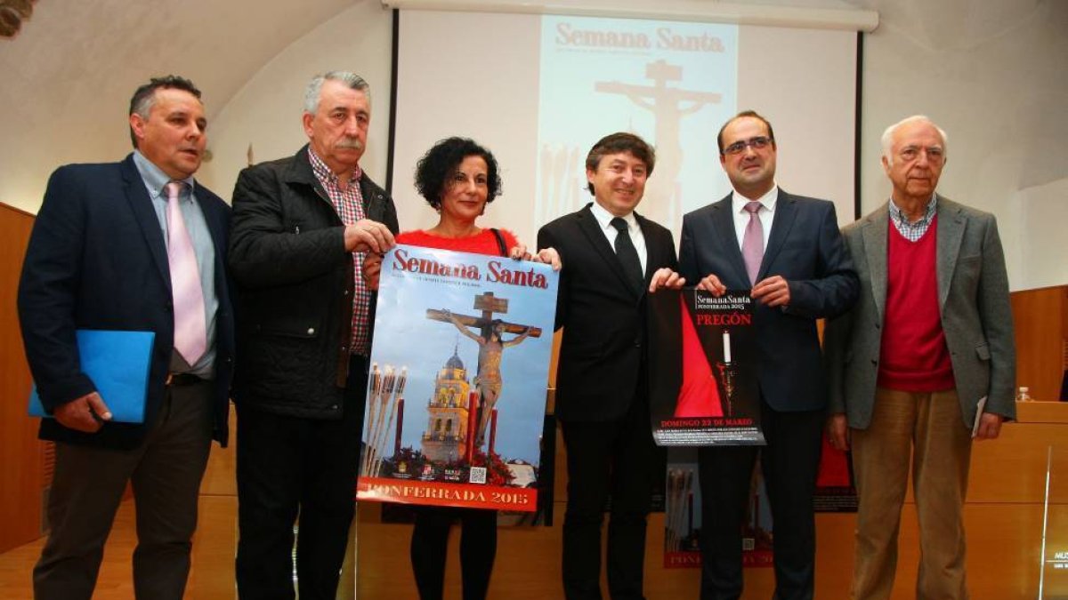 El alcalde de Ponferrada, Samuel Folgueral (3D), junto al Mayordomo de la Hermandad de Jesús Nazareno, Marco Antonio Morala (2D), la concejala de Turismo, Montserrat Santín, y los Hermanos Mayores de las diferentes Hermandades de Ponferrada-Ical