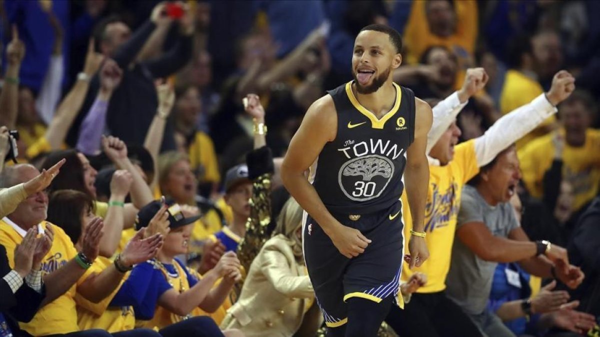 Stepehn Curry celebra su primer triple en la eliminatoria frente a los Pelicans-/ BEN MARGOT (AP)