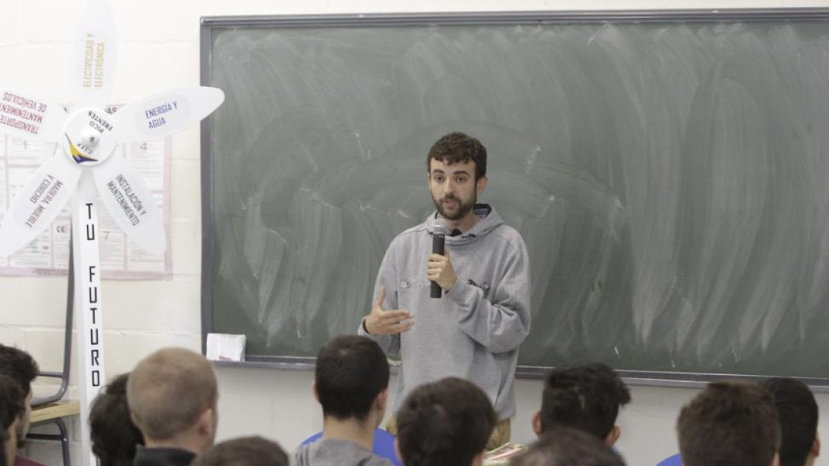 Alberto Enguita durante la charla en las instalaciones del CIFP Pico Frentes-LUIS ÁNGEL TEJEDOR