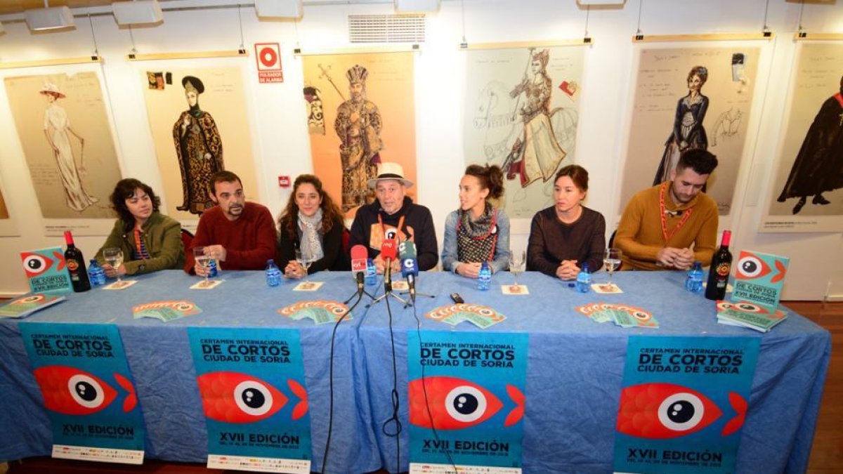 Miembros de Kino Cabaret junto a Morente, Muñiz, Andrés y Dueñas en la presentación de ayer.-ÁLVARO MARTÍNEZ