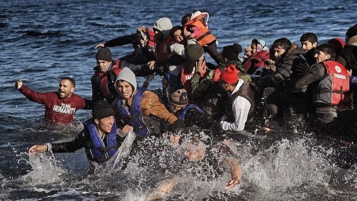 Un grupo de refugiados llega a la isla griega de Lesbos este lunes 2 de noviembre.-AFP / ARIS MESSINIS