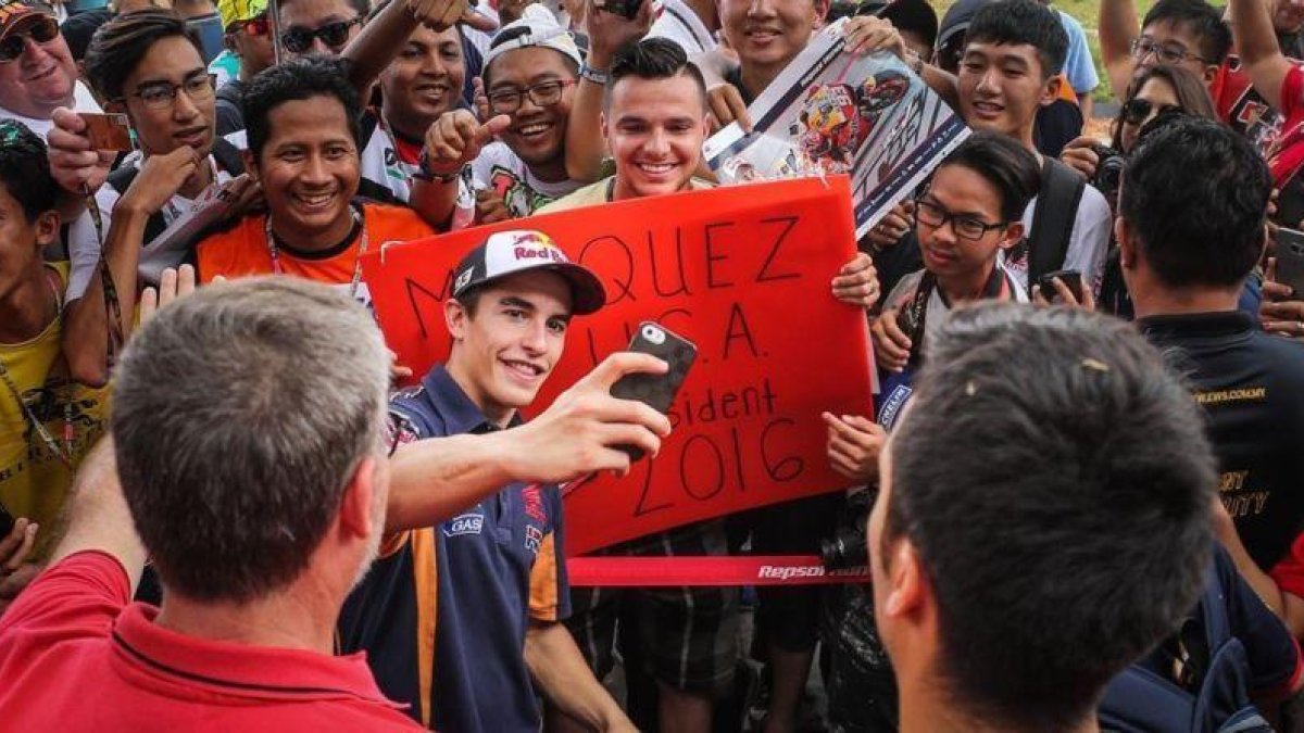 Marc Márquez (Honda) atiende a sus fans, en Sepang, tras el GP de Malasia.-ALEJANDRO CERESUELA