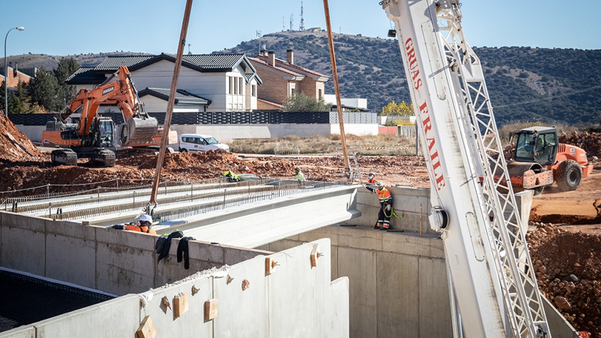 Ronda de Los royales en la construcción de su pasarela - GONZALO MONTESEGURO