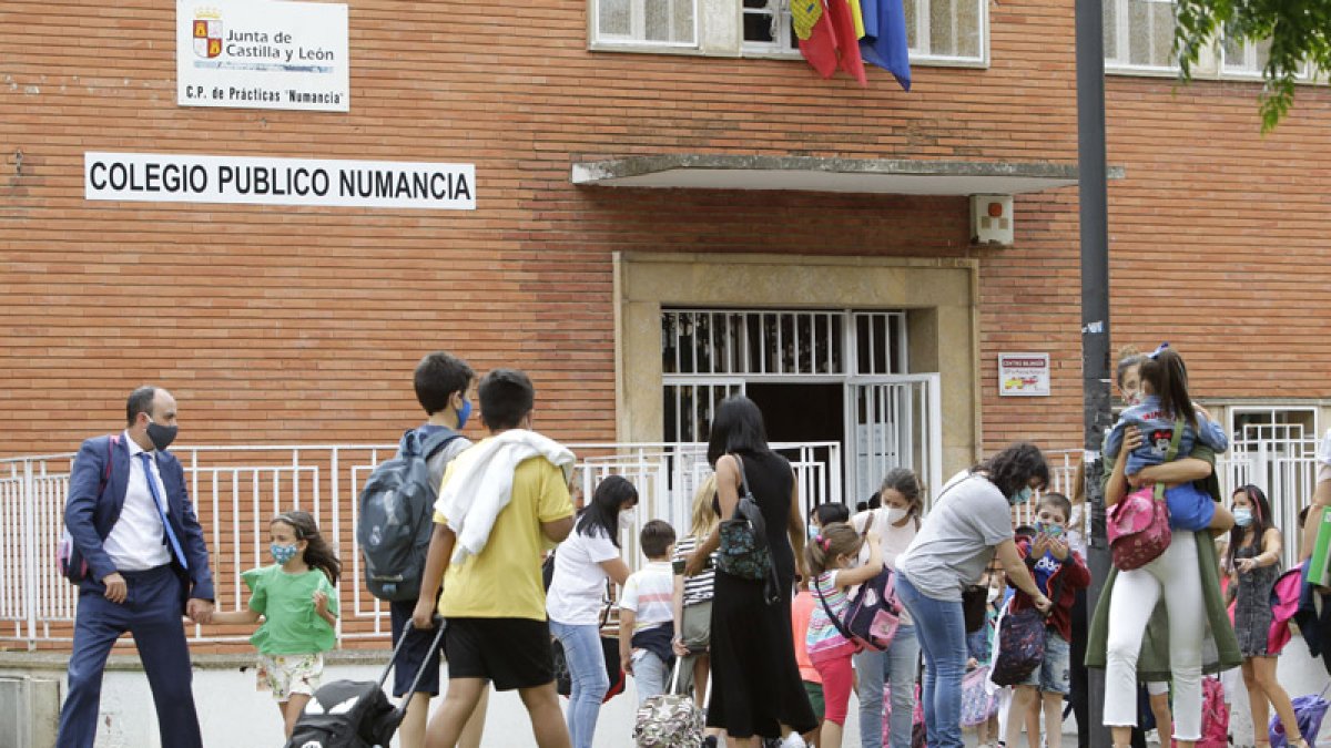 Escolares hoy en el Ceip Numancia. LAT
