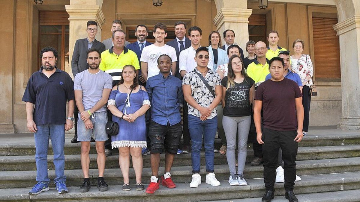 ‘Foto de familia’ del consejero de Empleo con las autoridades y los alumnos del taller Duero X.-Valentín Guisande