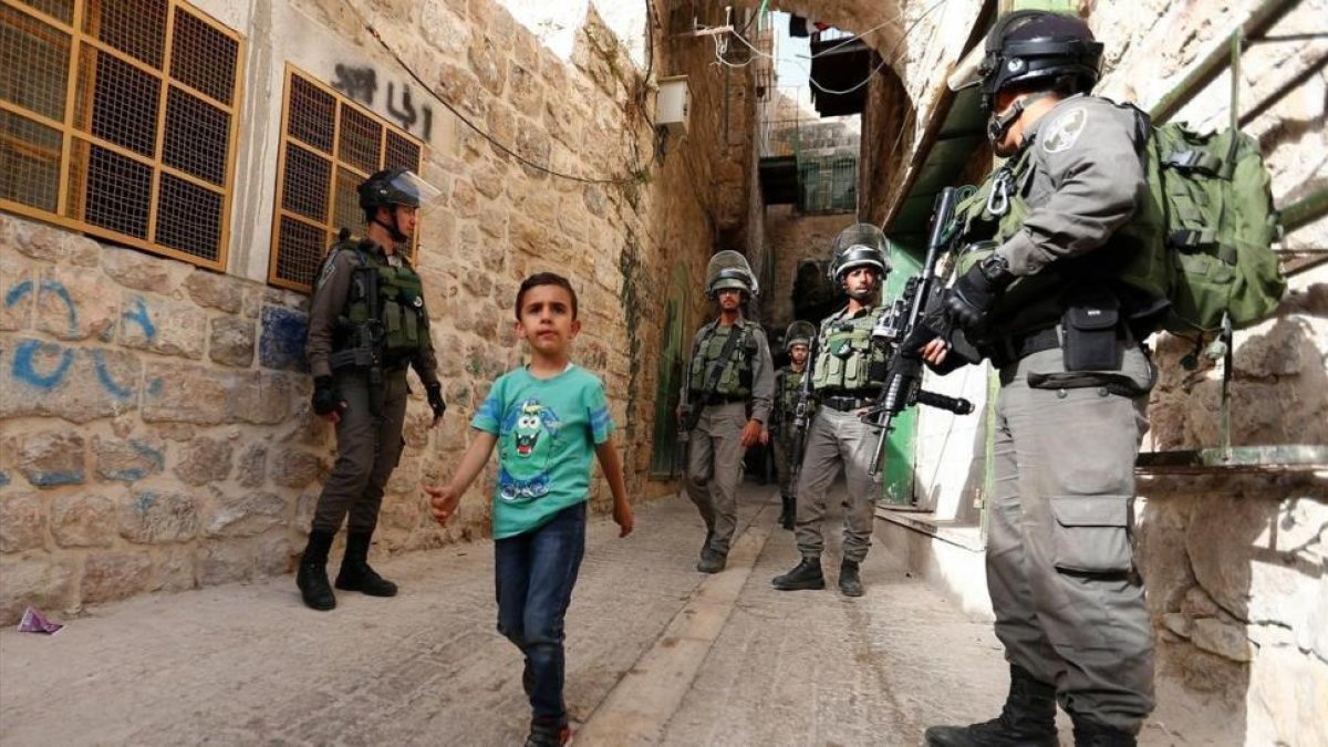 Una patrulla de la policía fronteriza israelí pasea por el mercado de la ciudad de Qusbah, en Cisjordania.-/ EFE / ABED AL HASHLAMOUN