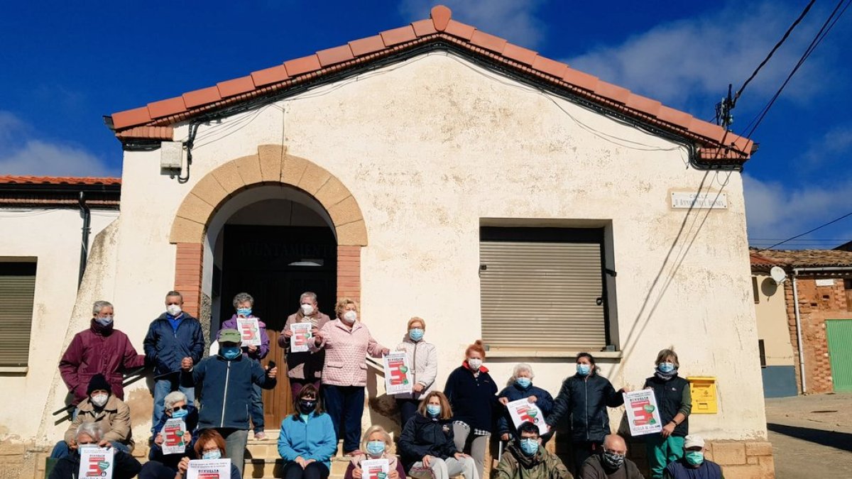 Los vecinos de Velilla participaron en una movilización de la Soria Ya.-HDS