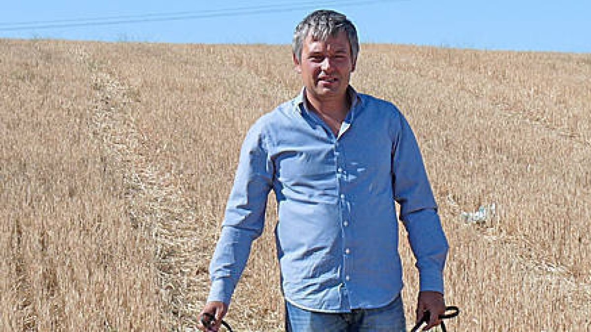 El cazador Alberto López junto a 'Jaro'. / DELEGACIÓN SORIANA DE CAZA-