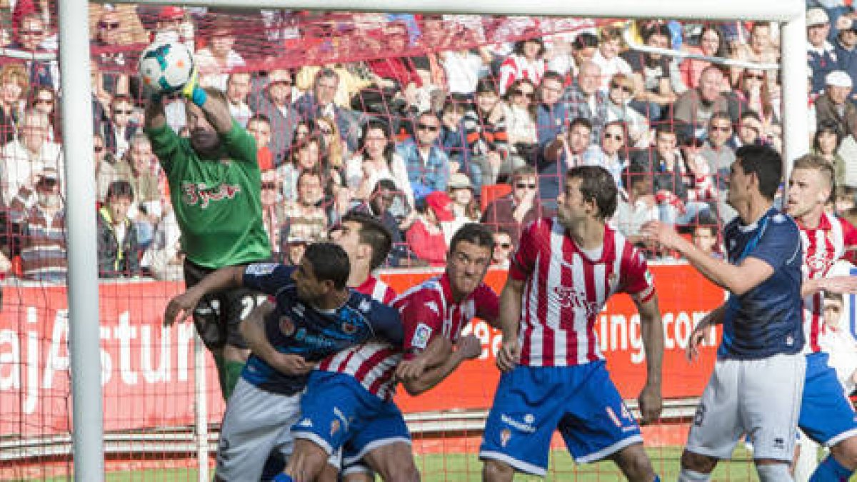 Los jugadores del Numancia celebran uno de los dos goles logrados ante el Sporting. / ÁREA 11-