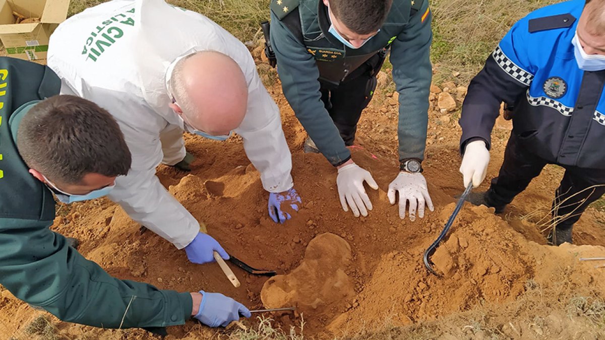 Momento en el se recogieron los restos aparecidos sobre el terreno. -HDS