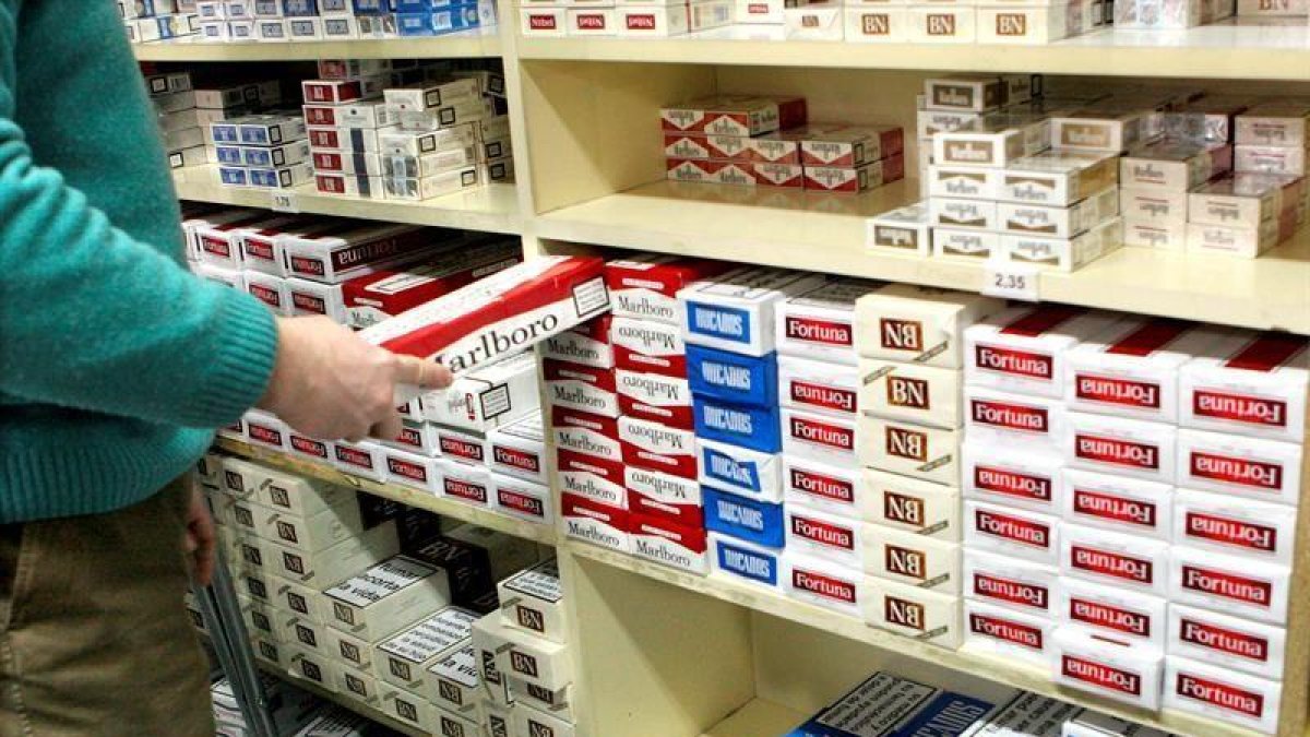 Venta de tabaco en un estanco de Madrid.-EFE