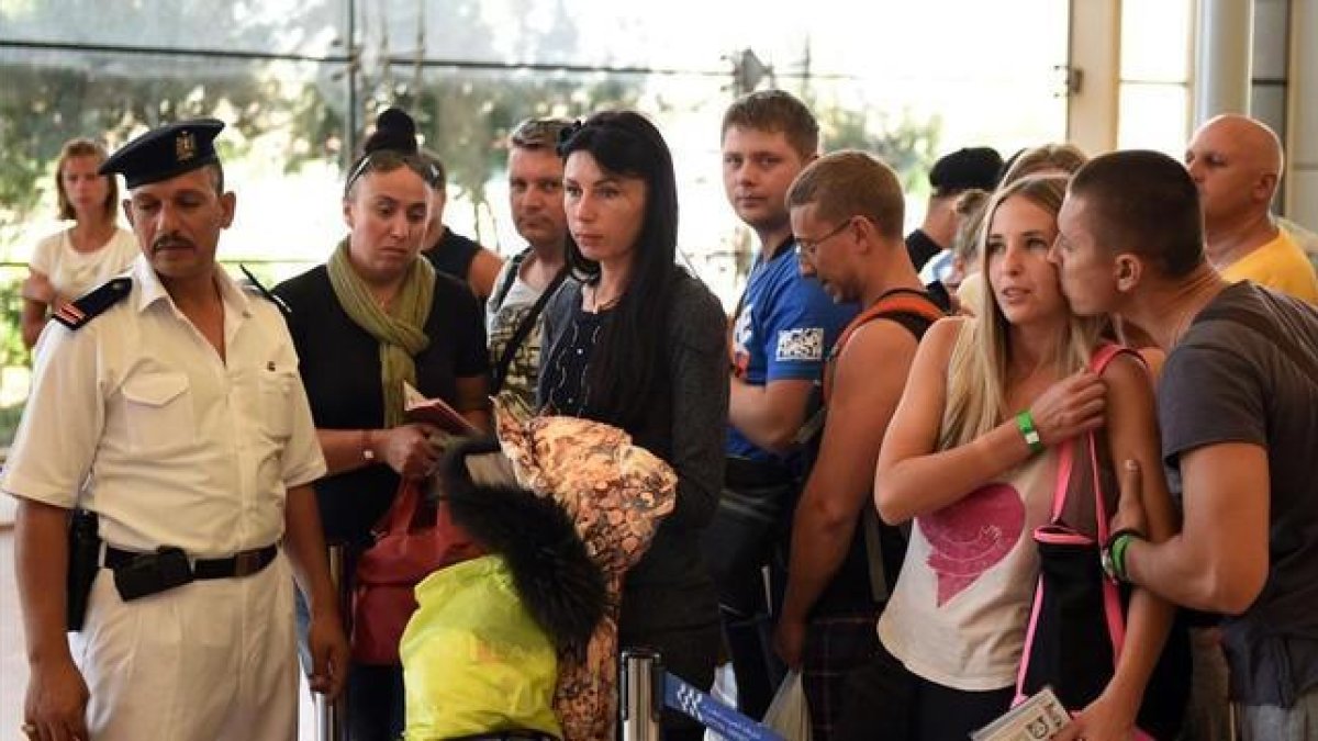 Turistas rusos, en el aeropuerto de Sharm el Sheij.-AFP / MOHAMED EL SHAHED