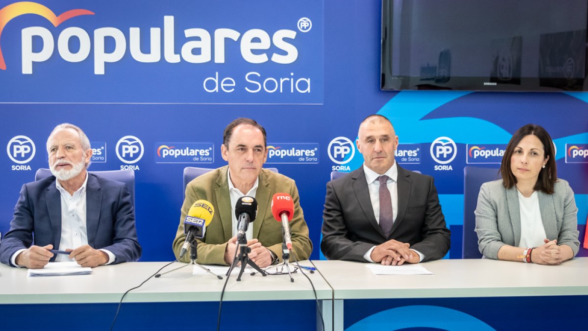 José Antonio de Miguel, Benito Serrano, Santiago García, candidato de Almazán, y Mónica Machín. GONZALO MONTESEGURO