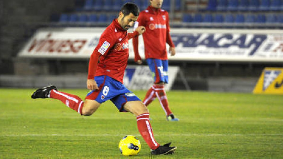 Txomin Nagore durante uno de sus 303 partidos ligueros con la camiseta del Numancia. / VALENTÍN GUISANDE-