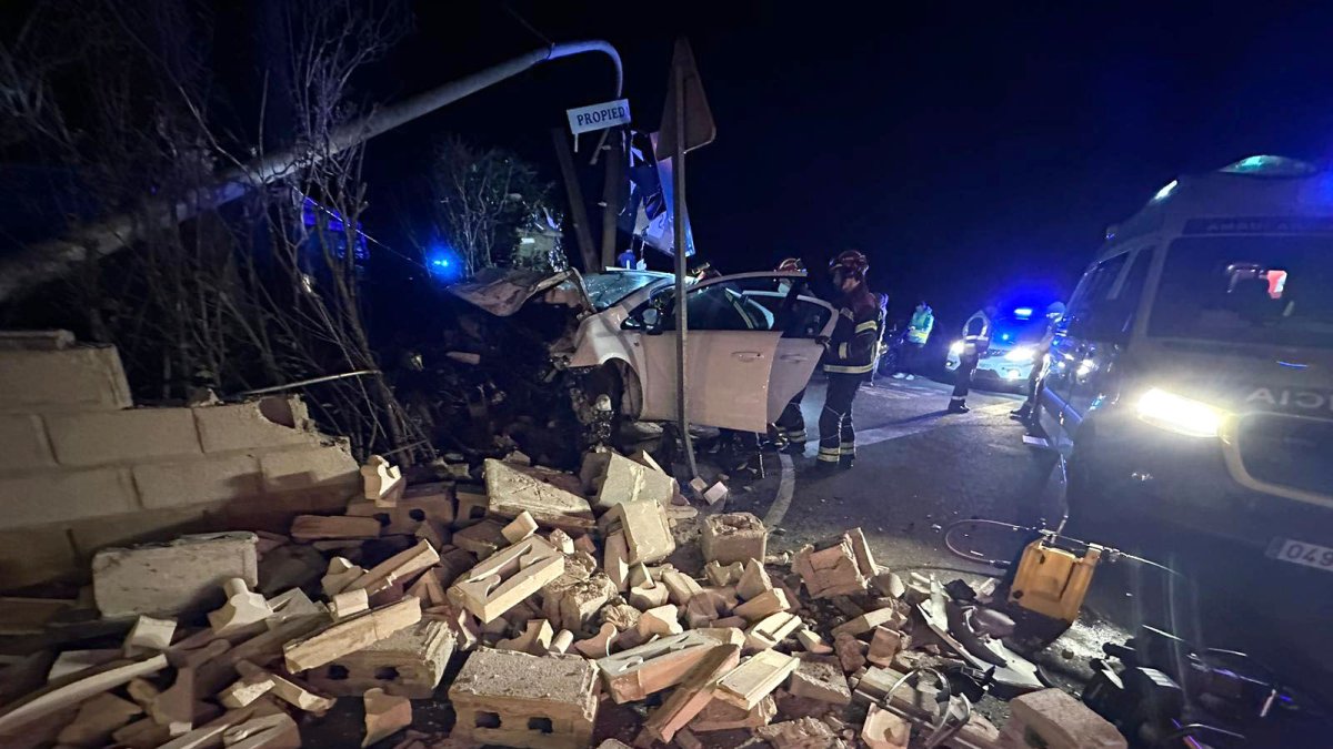 Tres heridos tras salirse de la vía un turismo y chocar contra un muro en la urbanización Las Lomas de León. BOMBEROS DE LEÓN-ICAL