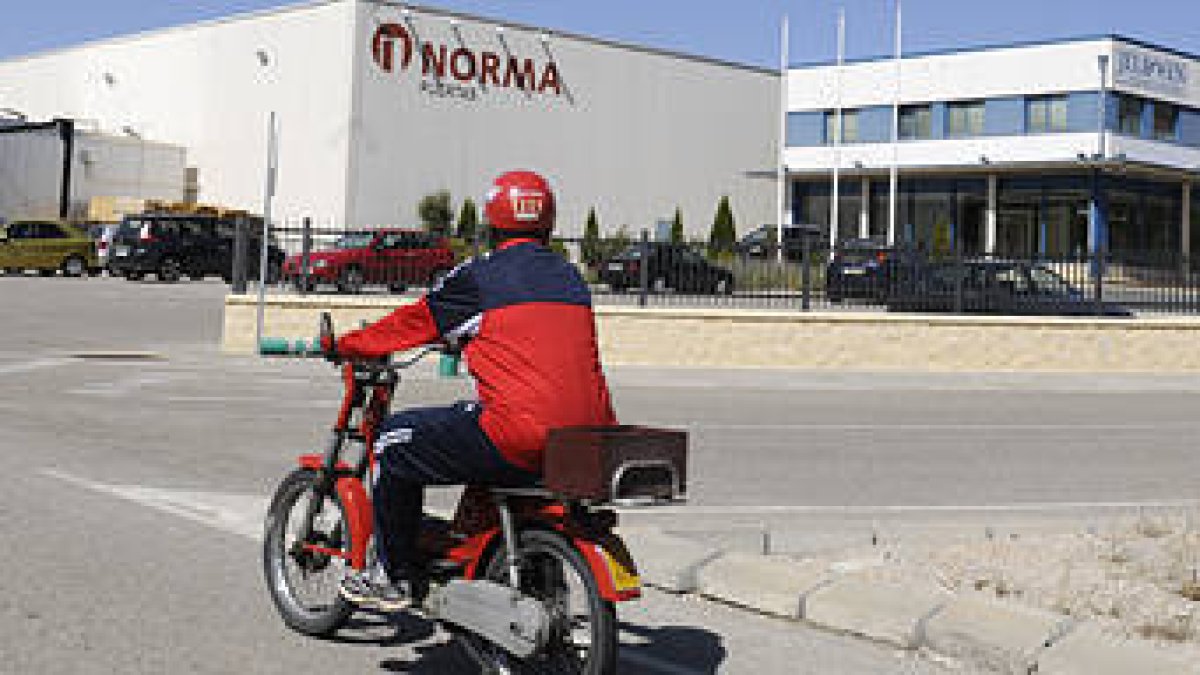 Trabajadores de Norma saliendo de la fábrica. / A. M. -
