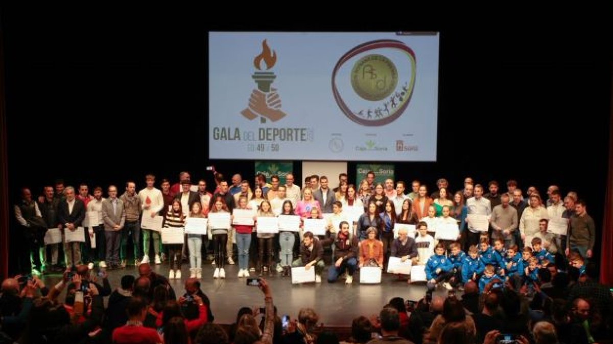 Los deportistas premiados en la Gala del Deporte que premiaba los méritos de los dos últimos años. GONZALO MONTESEGURO