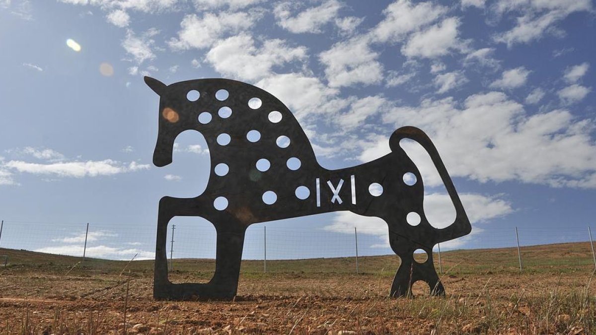Un gigantesco caballito de Soria se erige desde el miércoles en la A–11 a la altura de Velasco.-VALENTÍN GUISANDE