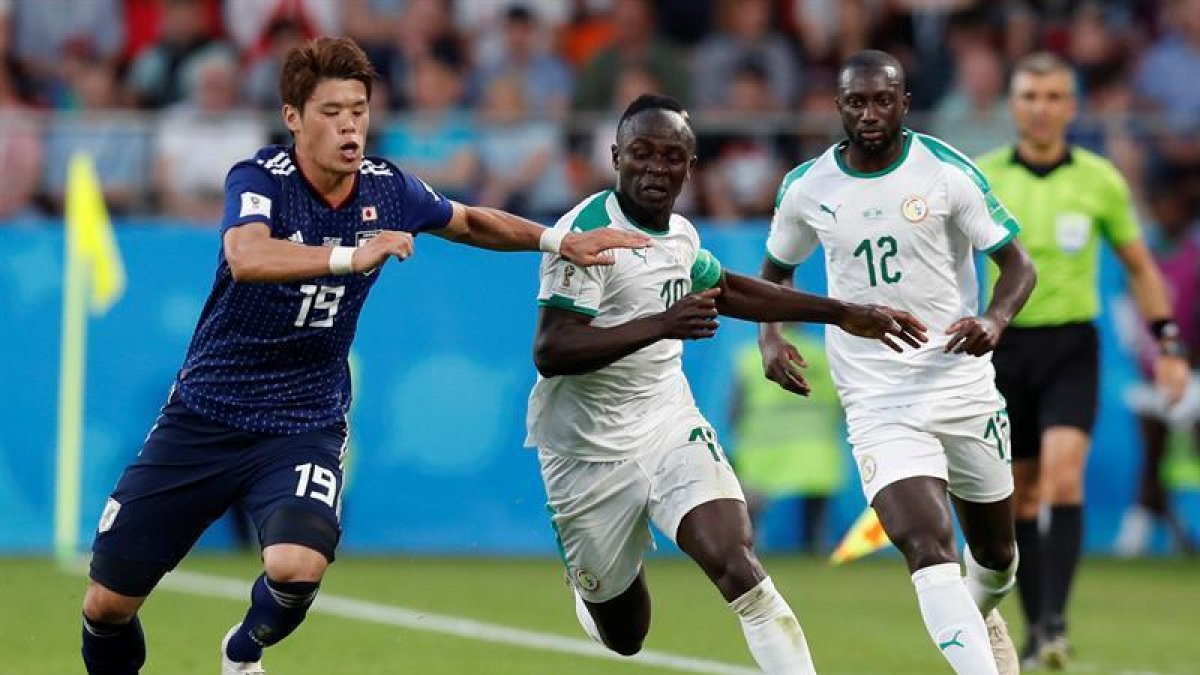 Mané y Sakai pelean por un balón-EFE/ ATEF SAFADI