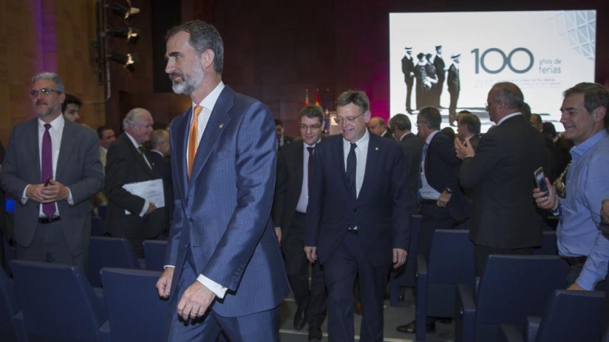 El Rey, seguido por el presidente de la Generalitat valenciana, Ximo Puig.-MIGUEL LORENZO