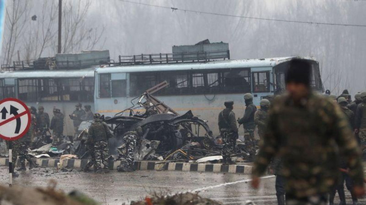 Un ataque con coche bomba en contra de vehículos de las fuerzas de seguridad en Cachemira, India.-EPA