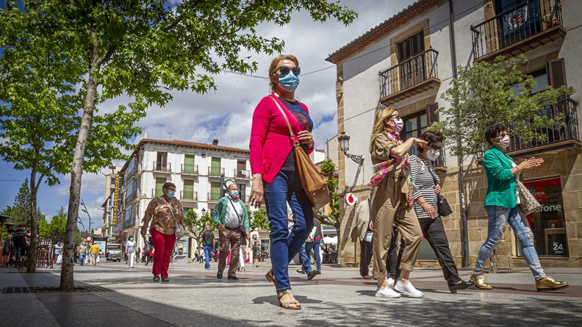 Actividad en el centro de la ciudad de Soria, ayer. MARIO TEJEDOR
