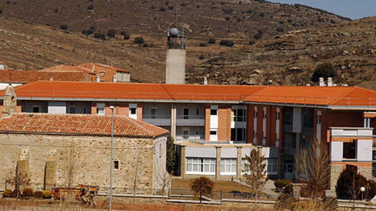 Exterior de la residencia de San Pedro Manrique. / ÚRSULA SIERRA-
