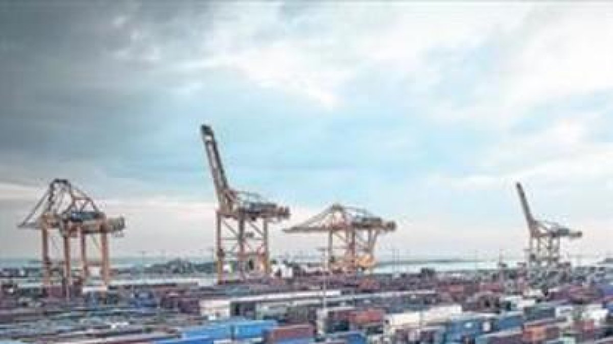 Actividad en una terminal de contenedores del Port de Barcelona.-CARLOS MONTAÑÉS