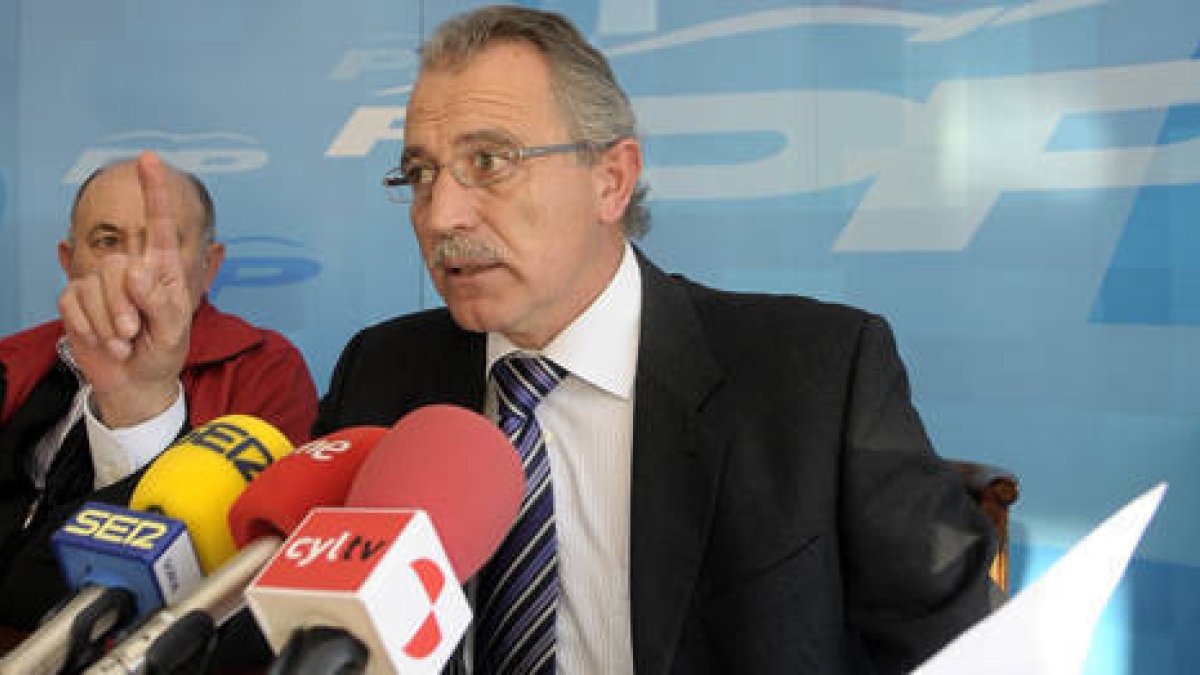 De Miguel durante la rueda de prensa de ayer. / ÚRSULA SIERRA-