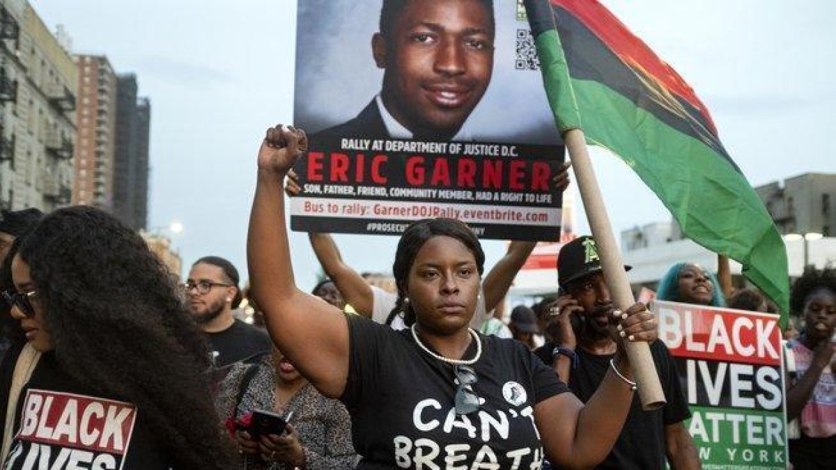 Activistas protestas por la muerte de Eric Garner ocurrida hcae cinco años en manos de la policía de Nueva York.-AP