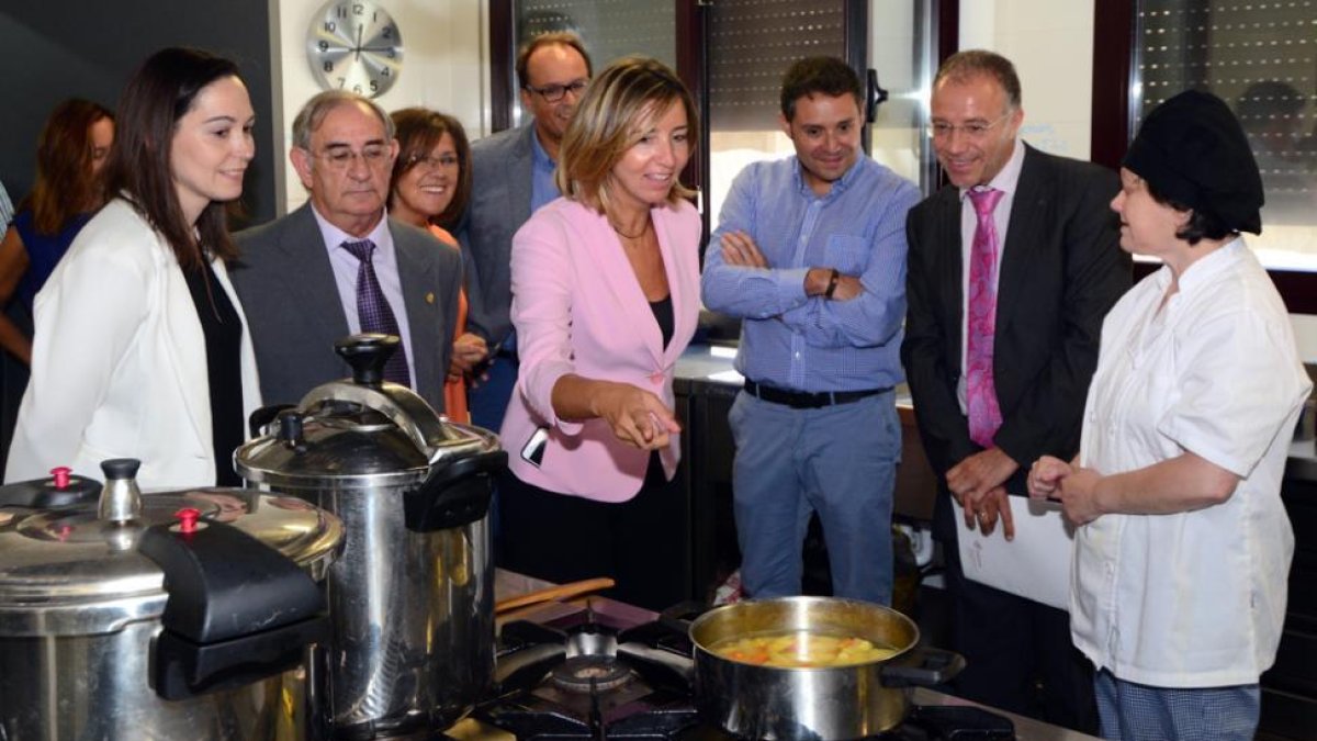 Alicia García durante su visita a la residencia de Asovica.-ÁLVARO MARTÍNEZ