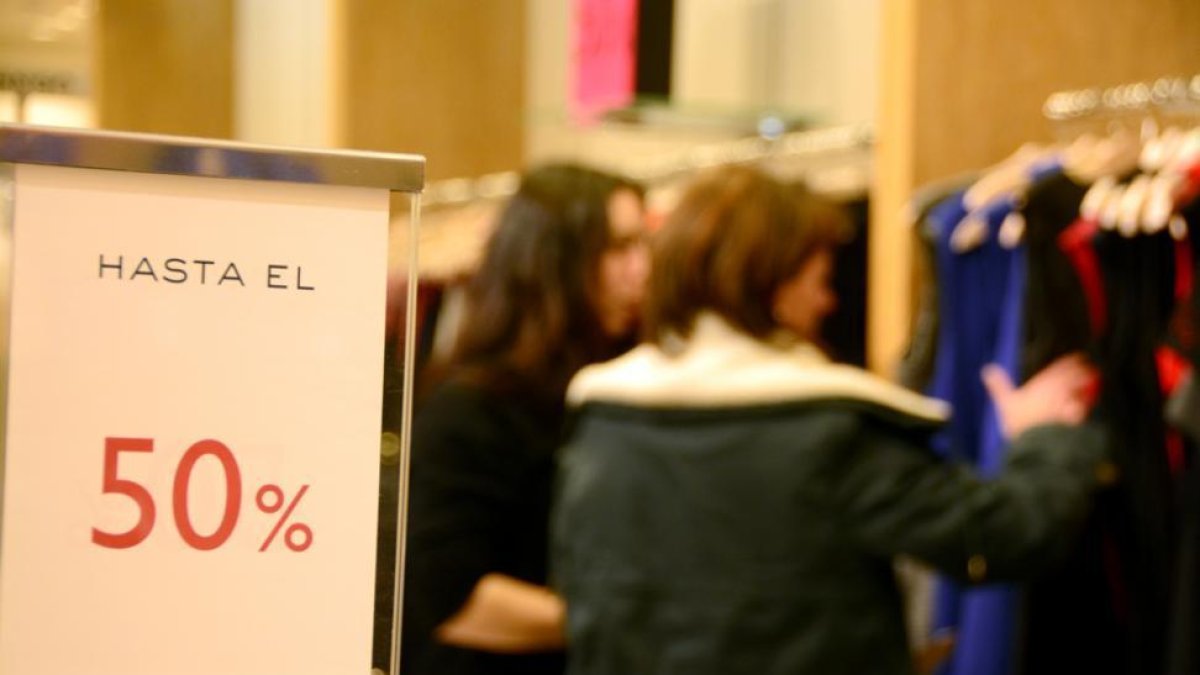 Las compras en rebajas cada vez son más racionales.-Álvaro Martínez