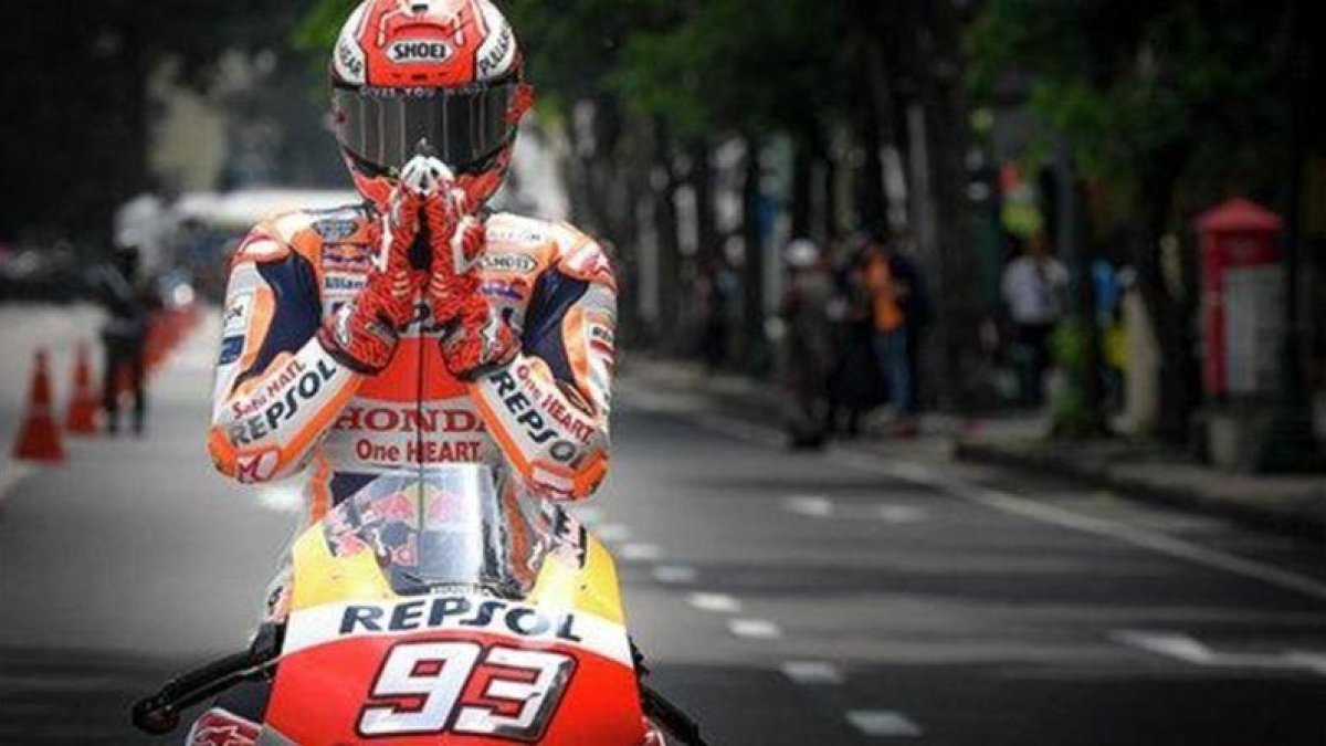 Marc Márquez (Honda) saluda, en plan tailandés, en su aparición, el miércoles, en las calles de Bangkok con su Honda RC213V.-MOTOGP.COM / DIEGO SPERANI
