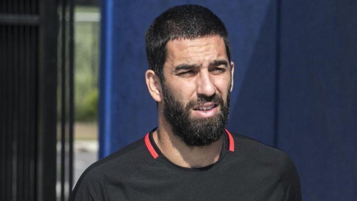 Arda Turan, en un entrenamiento del Barça.-EDU BAYER
